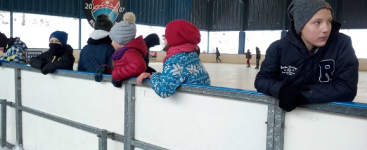Powiększ obraz: Uczniowie podczas zajęć na lodowisku